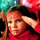 Una niña pintada con colores, banderas y lemas de la nación turca