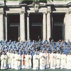 Algunos miembros de los Franciscanos de la Inmaculada: frailes sacerdotes, no sacerdotes y religiosas.