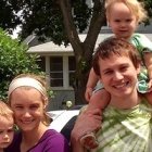 Brantly Millegan con su mujer y sus dos hijos.