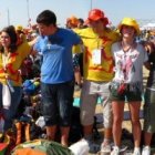 Unos peregrinos de Ávila en la JMJ de MAdrid 2011, alegres en Cuatro Vientos - monjas, religiosos, laicos, curas...