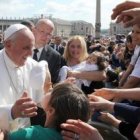 El Papa Francisco bendiciendo niños y enfermos en una audiencia del verano