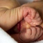 El bebé siempre estará acompañado por el padre Ragheed