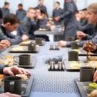 Ender y Petra en el comedor de su academia militar espacial - el personaje creado por Orson Scott Card es fascinante