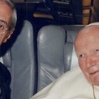 Marco Tosatti con Juan Pablo II en un viaje