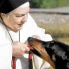 La hermana Pauline con el perro que la acompaña a todas partes