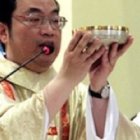 Tadeo Ma Daqin ofrece el sacrificio de la Misa - está bajo arresto domiciliario, pero consigue transmitir mensajes por Internet