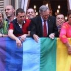 Xavier Trias, alcalde de CiU en Barcelona, cuelga la bandera del lobby gay en el ayuntamiento de todos