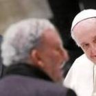 El Papa y Georg Gänswein ríen con la espontaneidad de Kiko Argüello y la alegría de las familias neocatecumenales reunidas