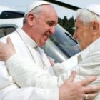 El abrazo de dos Papas, algo nunca visto antes... ¿debería una TV pública ocultar estas imágenes a los espectadores?