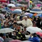 La lluvia no detuvo ni al Papa ni a los alegres peregrinos