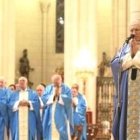 El cardenal Rouco, en la Vigilia de la Inmaculada, y el presbiterio de Madrid, con el color azul de las grandes fiestas de la Virgen
