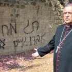 El Patriarca latino, Fuad Twal, señala las pintadas racistas en el monasterio de Deir Jamal