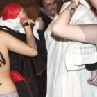 Unas activistas pro-aborto de Femen asaltan al cardenal Rouco a la entrada de la parroquia Santos Justo y Pastor de Madrid