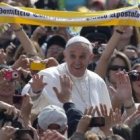 Francisco saluda a la multitud