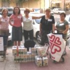 Unas voluntarias de Cáritas en Murcia recogen alimentos - la red en 20.000 parroquias no descansa