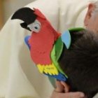 El Papa Francisco abraza a un niño enfermo