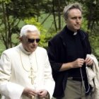 El Papa y su secretario tenían costumbre de rezar juntos el rosario paseando