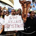 Dejad de matar cristianos, dice el cartel durante una manifestación en Egipto.