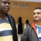 Los pastores Eliel y Elenilson, de Asambleas de Dios, que oraron con Francisco