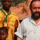 El obispo Juan José Aguirre, con unos feligreses de Bangassou