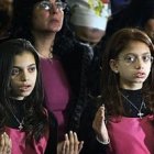 Unas niñas egipcias, cristianas coptas, rezan el Padrenuestro