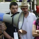 El hombre con megáfono en plena JMJ de Madrid es el padre Buttet, ex-político, ermitaño... y director espiritual del Primado anglicano, Justin Welby