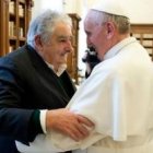 José Mujica y el Papa Francisco, un abrazo del Cono Sur en el Vaticano