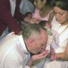 El cardenal Bergoglio en el gesto del lavado de pies en la Semana Santa de 2005