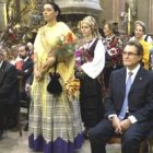 Representantes de las casas regionales llevan flores a la Virgen de la Merced, flanqueadas por el alcalde Trias y el president Mas