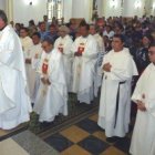 Sacerdotes mercedarios con el escudo de la Orden de la Merced