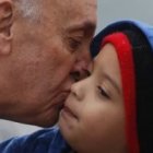 En 1 kilómetro de recorrido en Aparecida Francisco besó a cinco niños