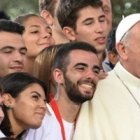 Un signo de cercanía de Francisco es que resulta muy fácil fotografiarse a su lado informalmente