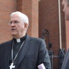 El arzobispo Joseph E. Kurtz con unos franciscanos