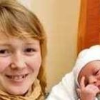 Sor Isabel con una de las familias en apuros que acompaña en San Petersburgo