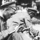 Un joven soldado ruso escribe durante la guerra