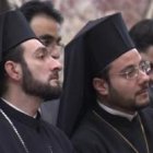 Dos de los sacerdotes ortodoxos becados en Roma por la iniciativa escuchan las palabras del Papa