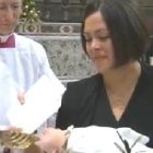 El Papa Francisco bautiza un bebé en la Capilla Sixtina como es habitual en la fiesta del bautismo del Señor