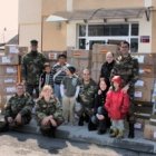 Militares españoles en una entrega de ayuda a Cáritas Sarajevo