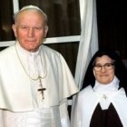 Sor Lucía, la única vidente de Fátima que llegó a la edad adulta, con Juan Pablo II