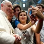 Esta foto de Francisco con unos jóvenes italianos enseguida se hizo viral en la Red