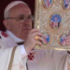 Alzar el leccionario o la Biblia en la misa es un gesto más poderoso de lo que parece