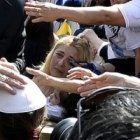 El Papa, como siempre, se mezcló entre la multitud de catequistas al acabar la celebración