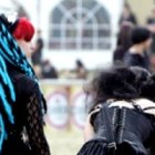 Chicas con un cuidado estilo punk gótico...