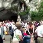 Millones de peregrinos visitan la gruta de las apariciones cada año.