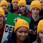 Jóvenes pro vida en Washington 2013 - para desafiar al frío, gorros con la palabra LIFE, vida