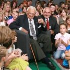 Francisco dice que el trato a niños y ancianos señala la presencia de Dios