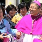 El arzobispo de Seúl y unas feligresas - la Iglesia coreana tiene motivos para estar alegre