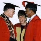 El arzobispo de Durban, a la izquierda, con Nelson Mandela ya presidente, durante la concesión de un honor académico.