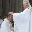 El arzobispo Barrio impone las manos a Jesús Fernández González, que entra en el colegio apostólico, un obispo más