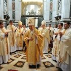 El cardenal De Paolis, con los nuevos sacerdotes de la Legión de Cristo.